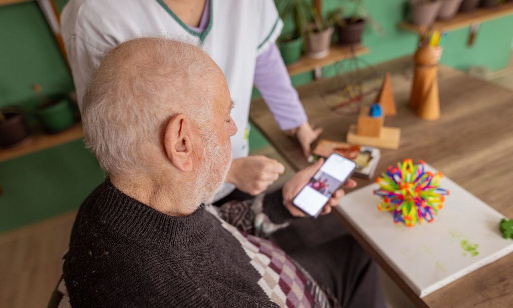 should a person with dementia have a phone